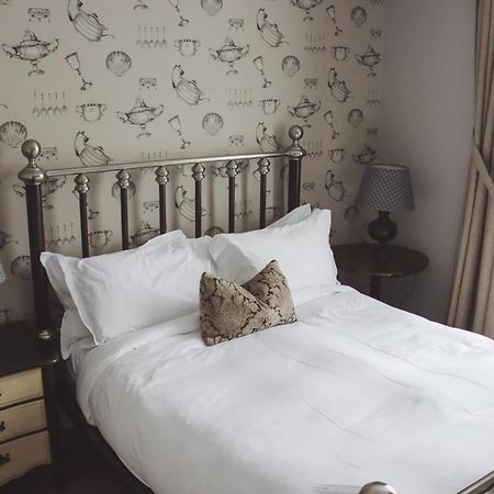فندق لونغلاندس إن آند كوتيدجيز كارنفورث المظهر الخارجي الصورة A bedroom at the hotel