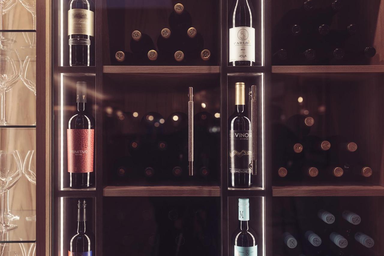 فندق لونغلاندس إن آند كوتيدجيز كارنفورث المظهر الخارجي الصورة Wine bottles in a wine rack