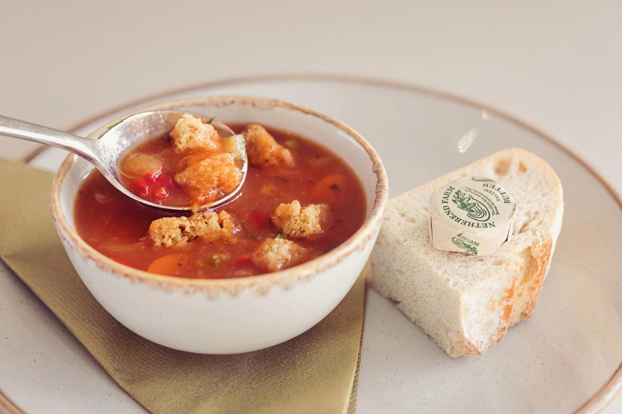 فندق لونغلاندس إن آند كوتيدجيز كارنفورث المظهر الخارجي الصورة A bowl of soup with a bread roll