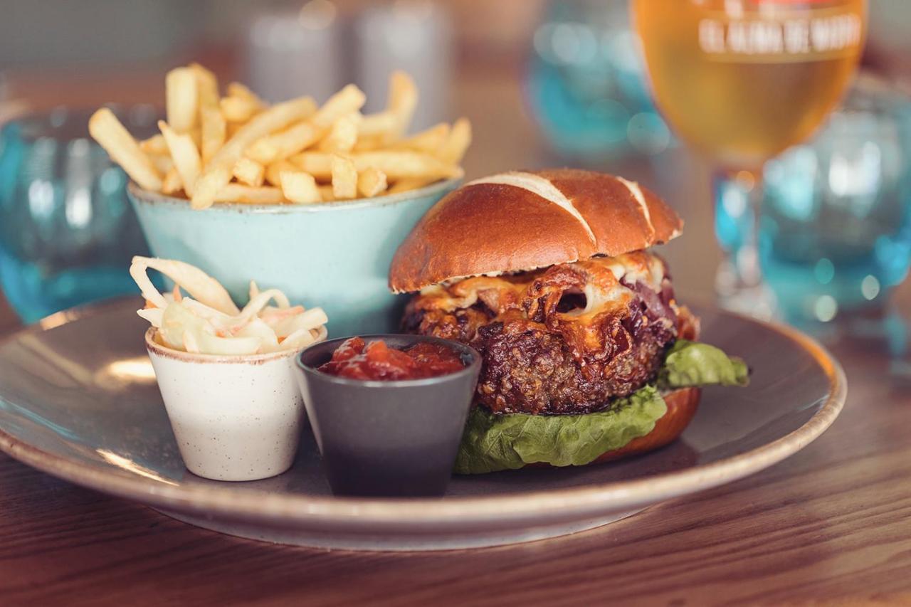 فندق لونغلاندس إن آند كوتيدجيز كارنفورث المظهر الخارجي الصورة A burger at the restaurant