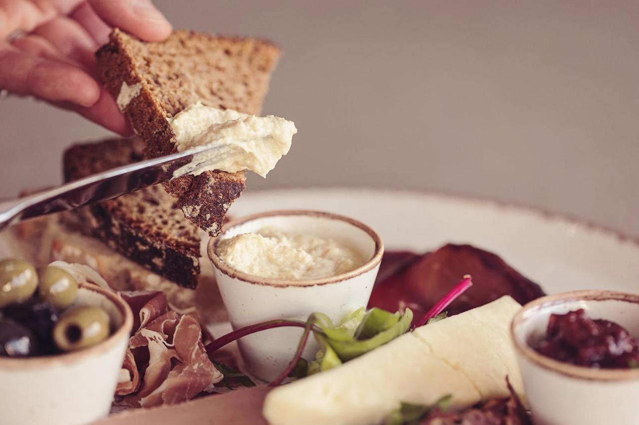 فندق لونغلاندس إن آند كوتيدجيز كارنفورث المظهر الخارجي الصورة A cheese board