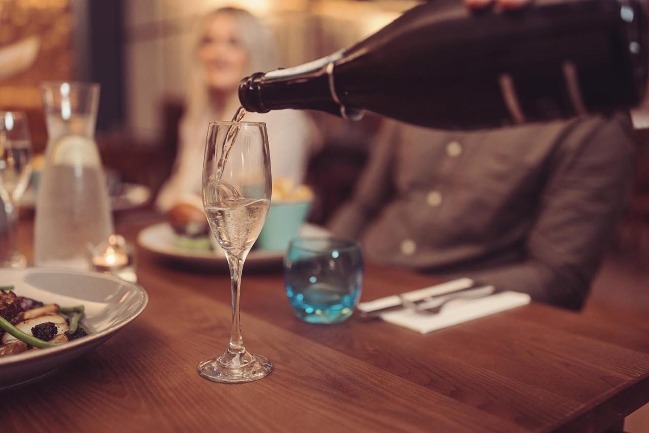 فندق لونغلاندس إن آند كوتيدجيز كارنفورث المظهر الخارجي الصورة Champagne being poured