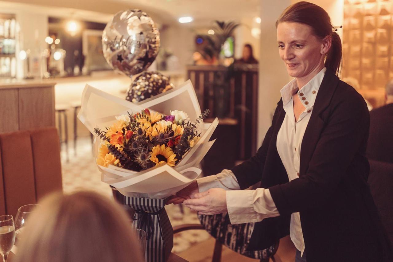 فندق لونغلاندس إن آند كوتيدجيز كارنفورث المظهر الخارجي الصورة A concierge at work