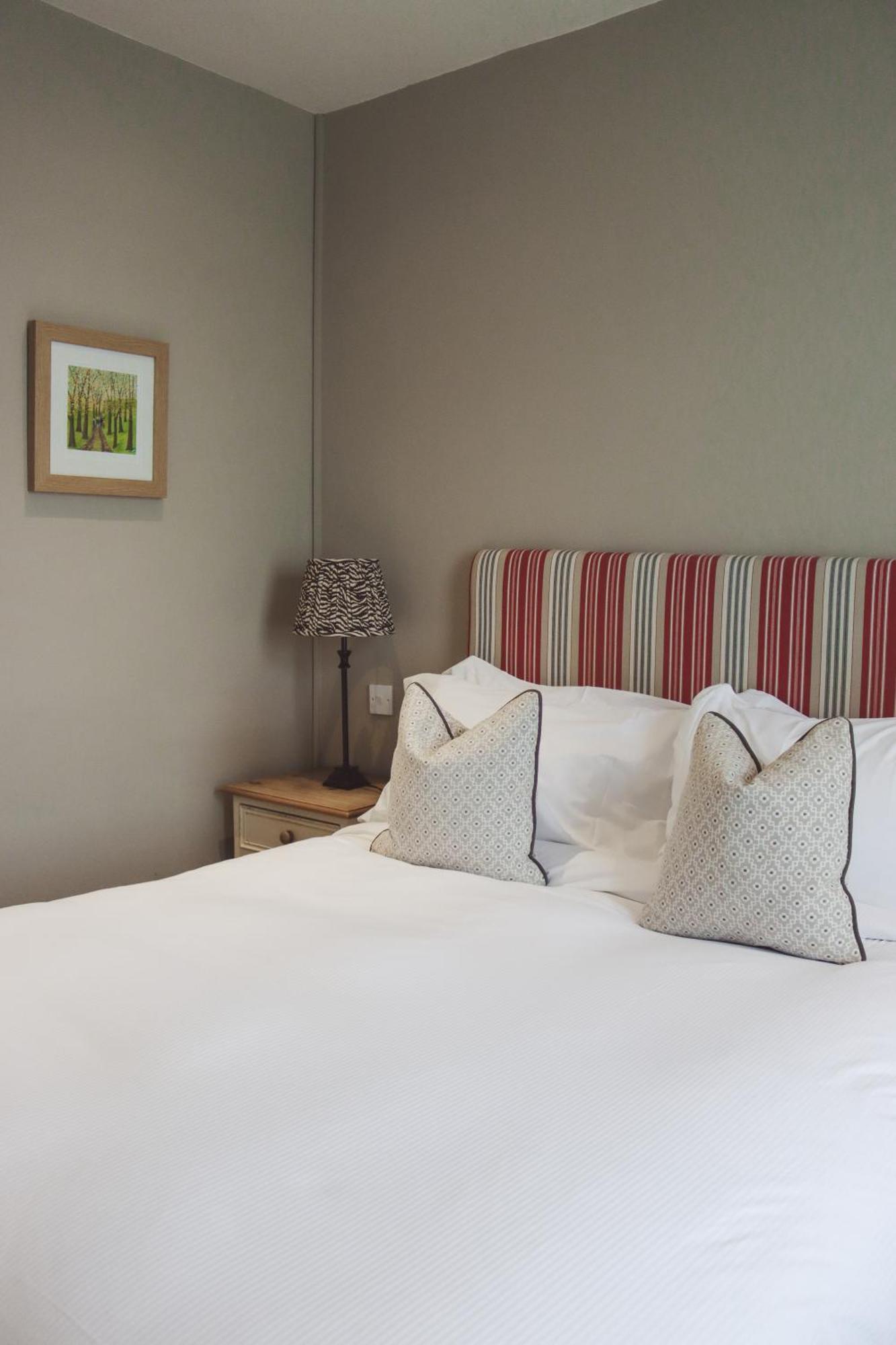 فندق لونغلاندس إن آند كوتيدجيز كارنفورث المظهر الخارجي الصورة A bedroom at The Old Inn