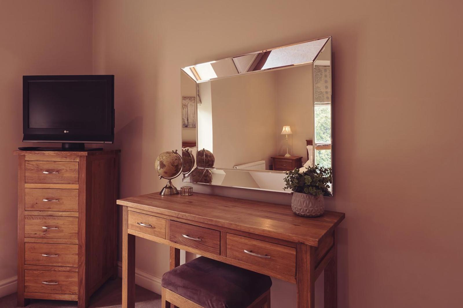 فندق لونغلاندس إن آند كوتيدجيز كارنفورث المظهر الخارجي الصورة A dressing table with a mirror