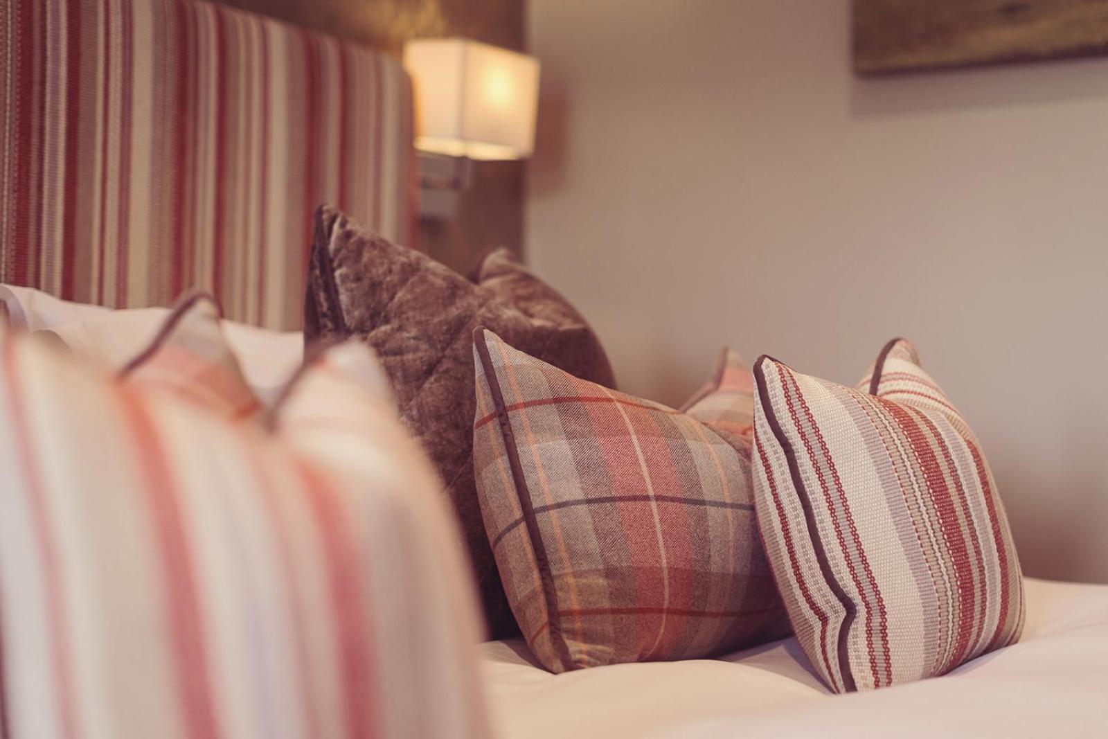 فندق لونغلاندس إن آند كوتيدجيز كارنفورث المظهر الخارجي الصورة Cushions on a bed