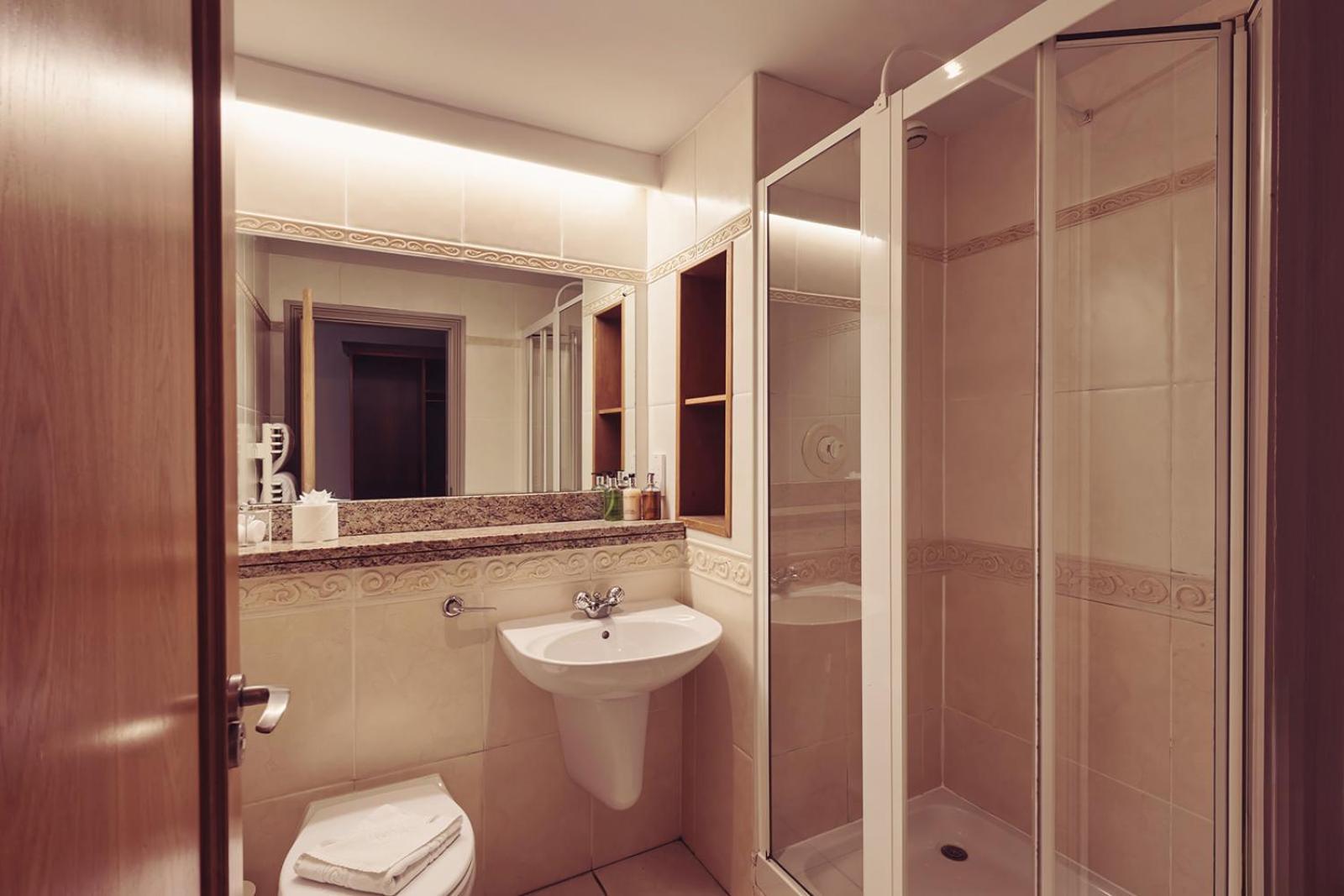 فندق لونغلاندس إن آند كوتيدجيز كارنفورث المظهر الخارجي الصورة A typical bathroom in a hotel
