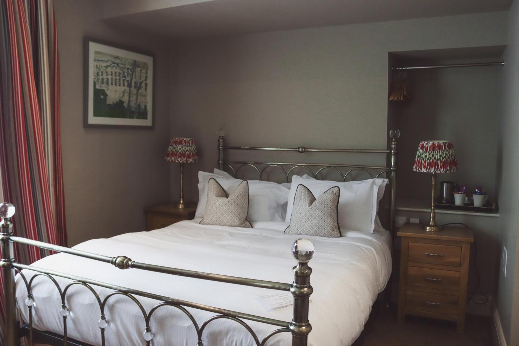 فندق لونغلاندس إن آند كوتيدجيز كارنفورث المظهر الخارجي الصورة A bedroom at The Old parsonage