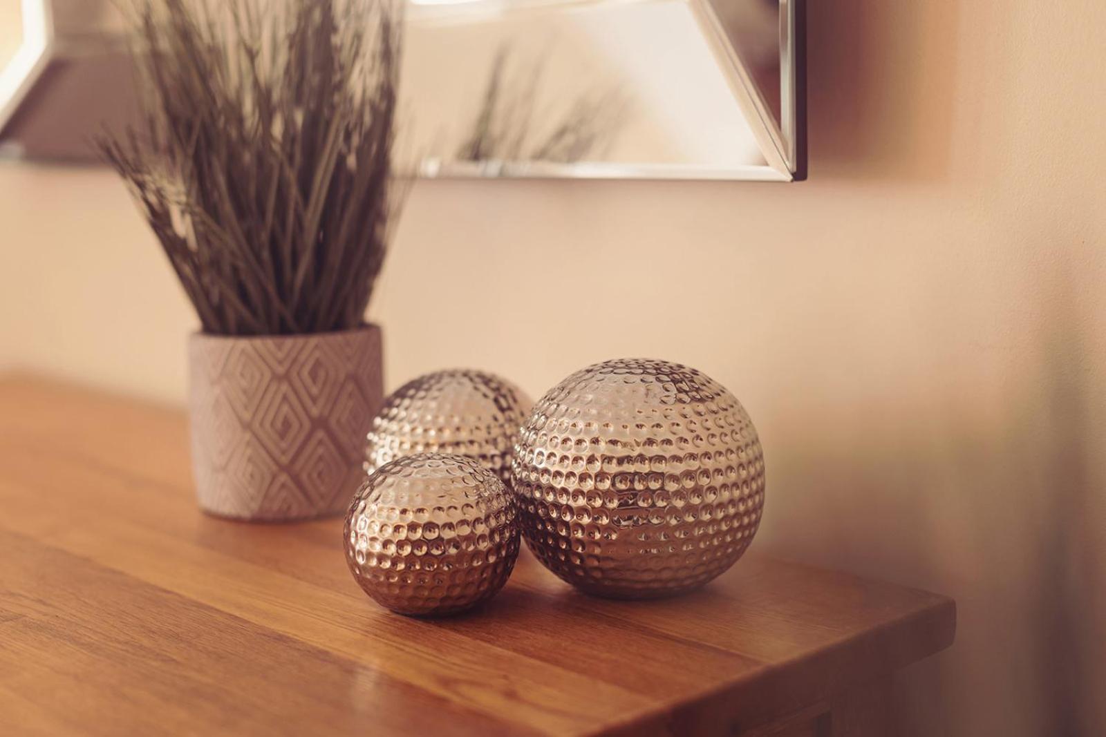 فندق لونغلاندس إن آند كوتيدجيز كارنفورث المظهر الخارجي الصورة Orbs on a table