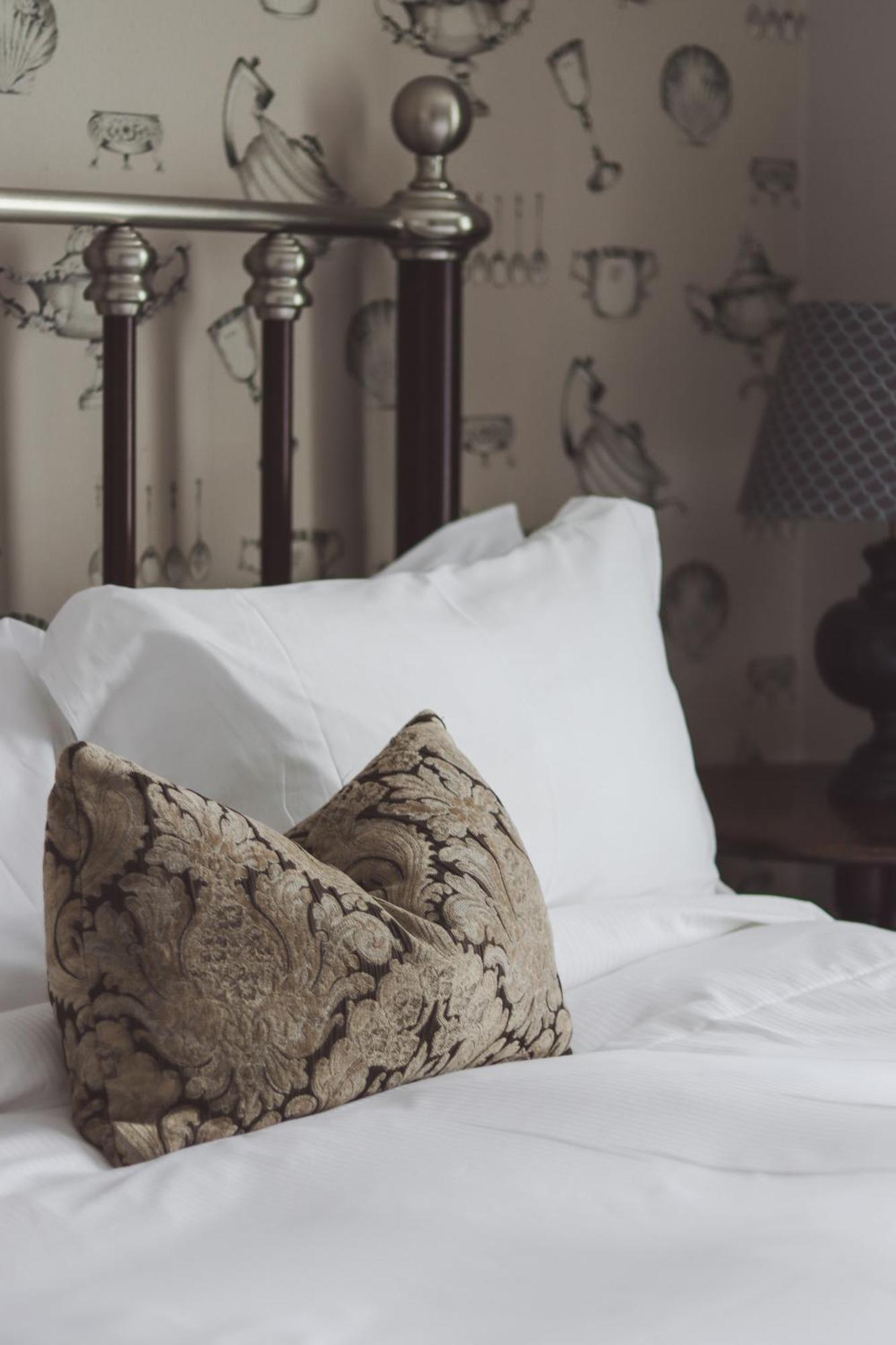 فندق لونغلاندس إن آند كوتيدجيز كارنفورث المظهر الخارجي الصورة A bed with pillows