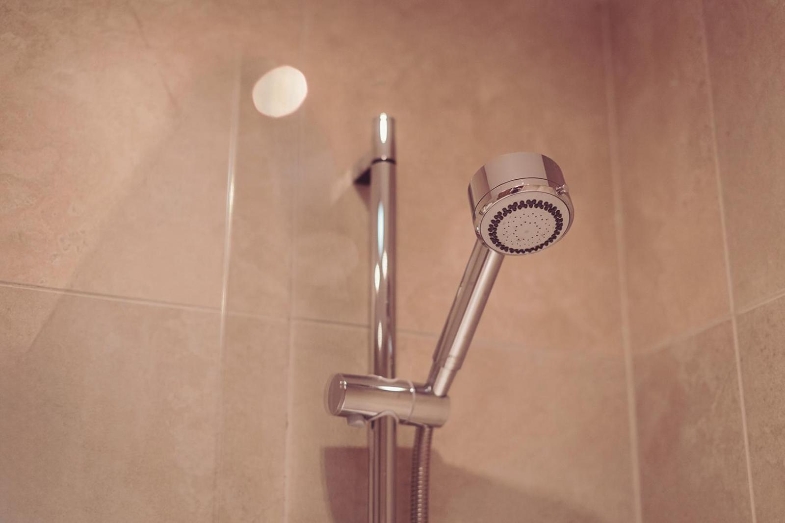 فندق لونغلاندس إن آند كوتيدجيز كارنفورث المظهر الخارجي الصورة A shower head