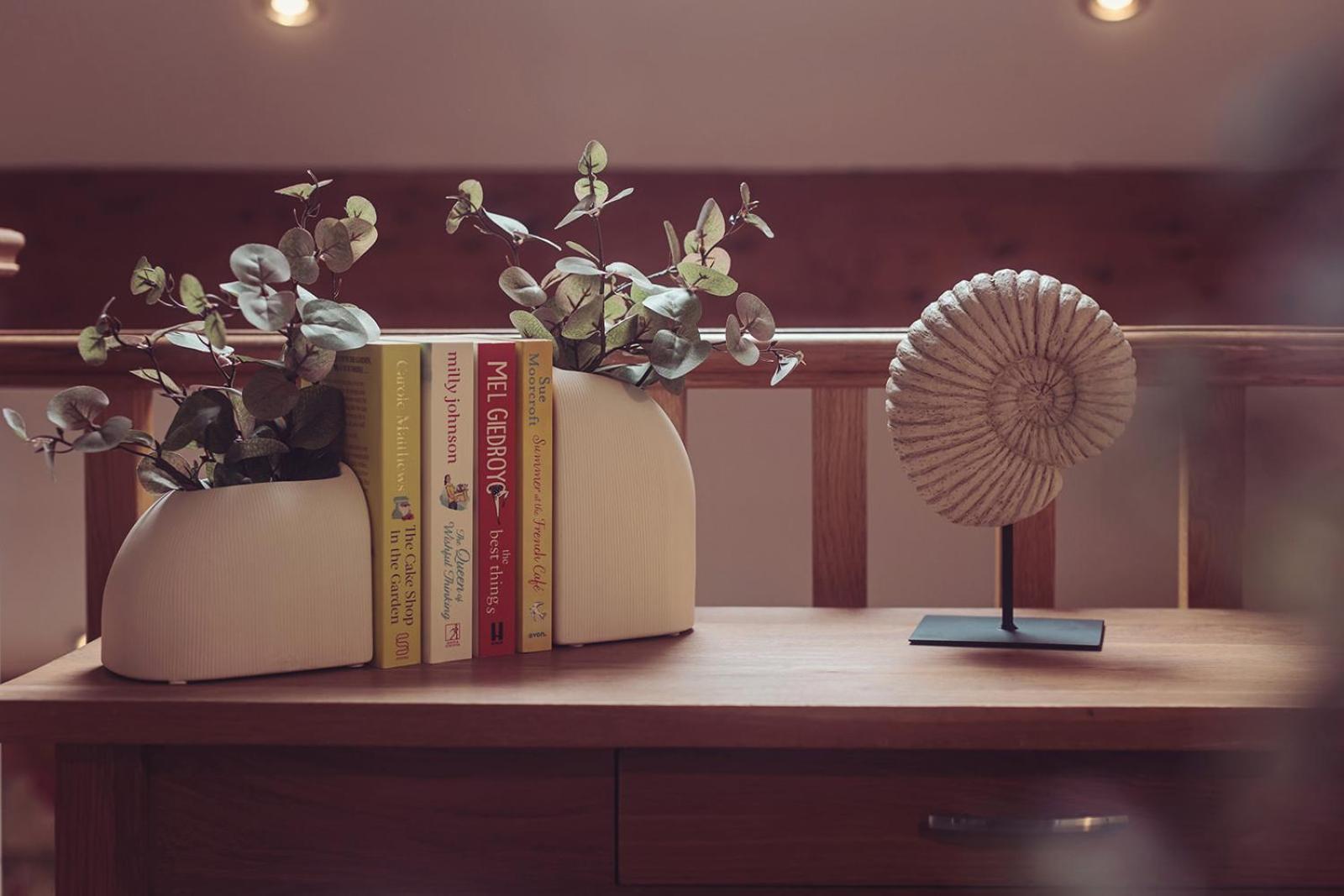 فندق لونغلاندس إن آند كوتيدجيز كارنفورث المظهر الخارجي الصورة A 3D rendering of a bookshelf