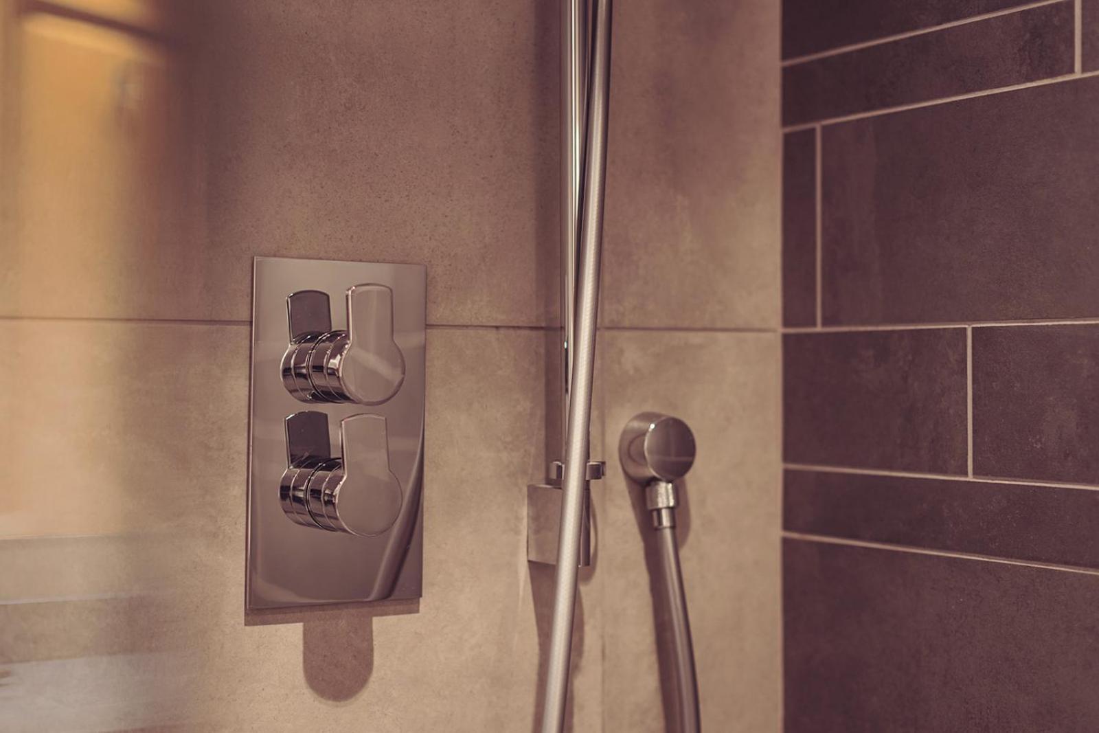 فندق لونغلاندس إن آند كوتيدجيز كارنفورث المظهر الخارجي الصورة A shower