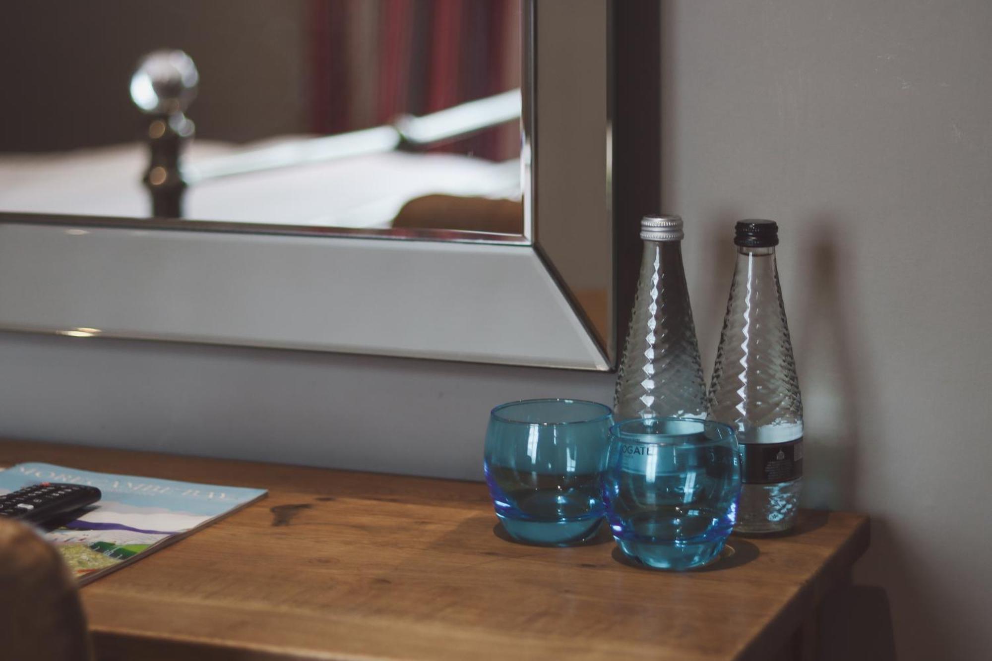 فندق لونغلاندس إن آند كوتيدجيز كارنفورث المظهر الخارجي الصورة Bottled water in a hotel room