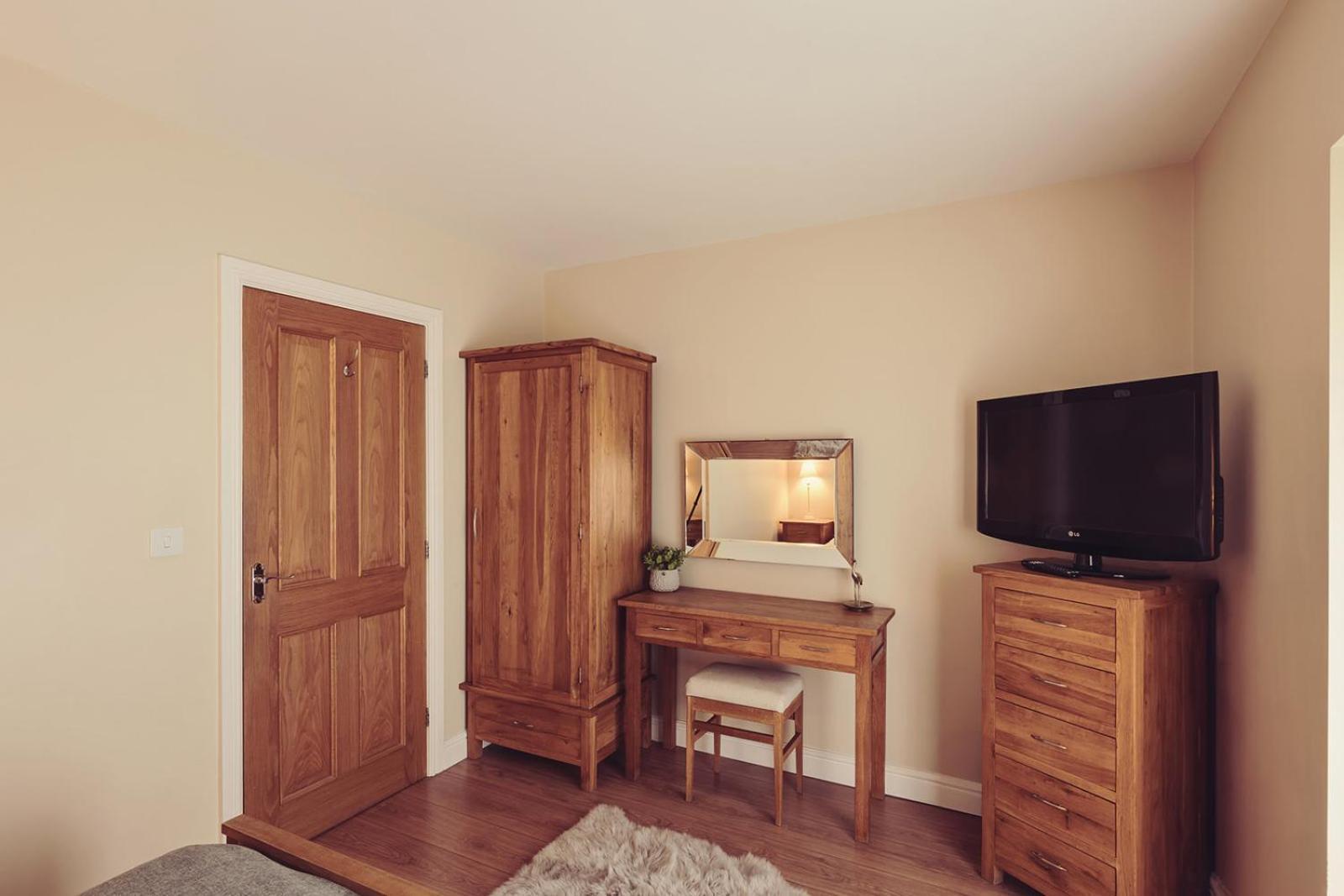 فندق لونغلاندس إن آند كوتيدجيز كارنفورث المظهر الخارجي الصورة Oak bedroom furniture