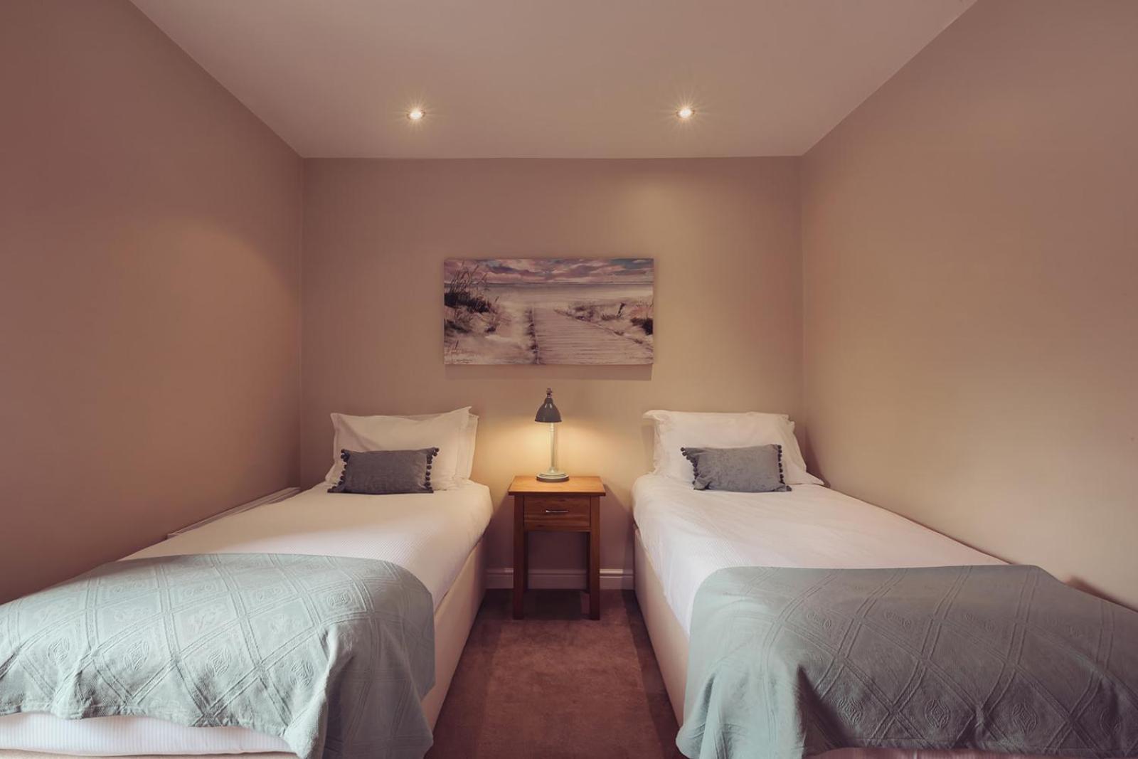 فندق لونغلاندس إن آند كوتيدجيز كارنفورث المظهر الخارجي الصورة A twin bedroom