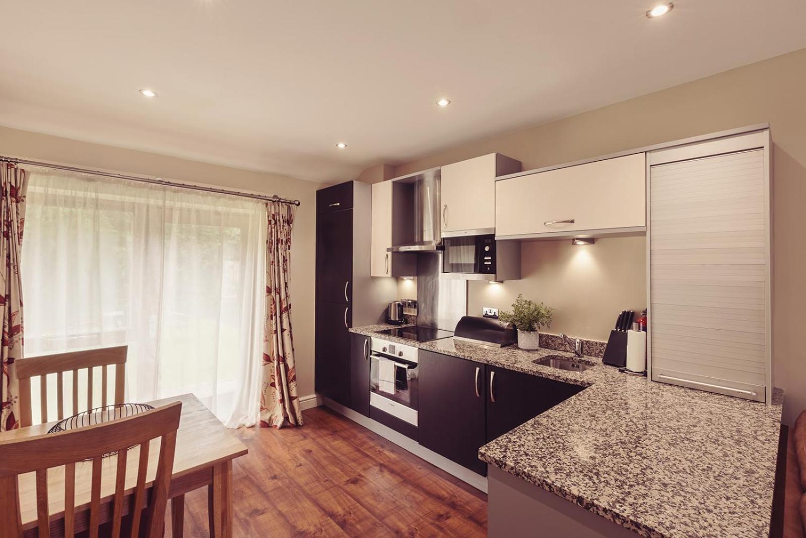فندق لونغلاندس إن آند كوتيدجيز كارنفورث المظهر الخارجي الصورة A modern kitchen