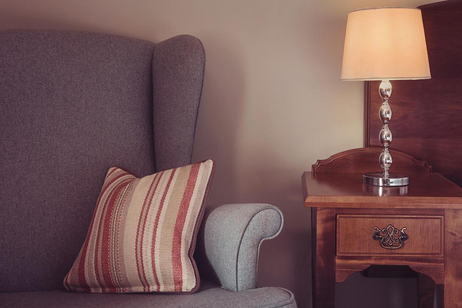 فندق لونغلاندس إن آند كوتيدجيز كارنفورث المظهر الخارجي الصورة A throw pillow on a sofa