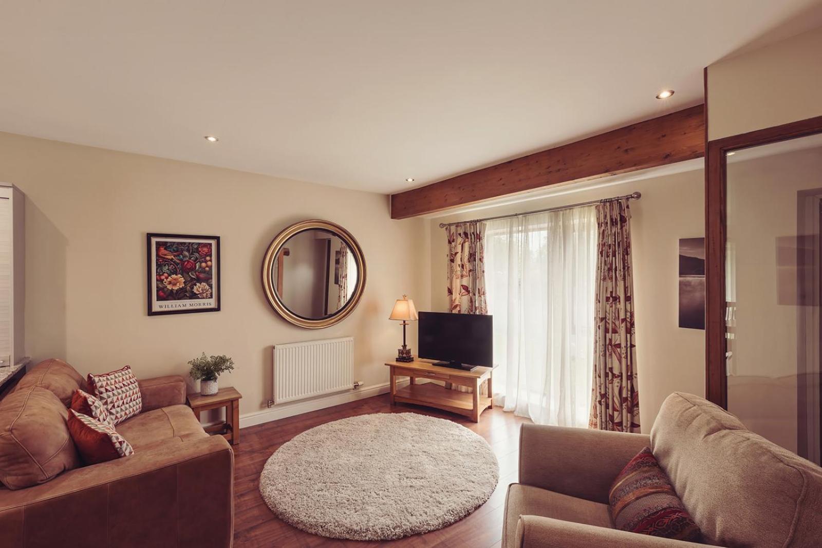 فندق لونغلاندس إن آند كوتيدجيز كارنفورث المظهر الخارجي الصورة A living room in a typical apartment