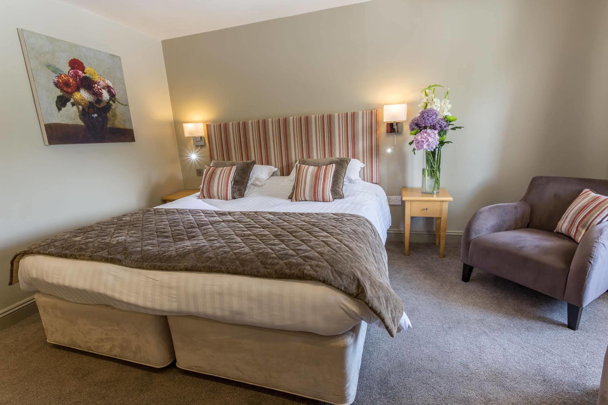 فندق لونغلاندس إن آند كوتيدجيز كارنفورث المظهر الخارجي الصورة A bedroom at the hotel