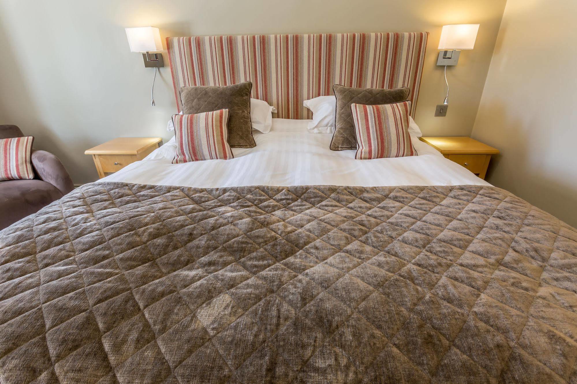 فندق لونغلاندس إن آند كوتيدجيز كارنفورث المظهر الخارجي الصورة A bed with a duvet